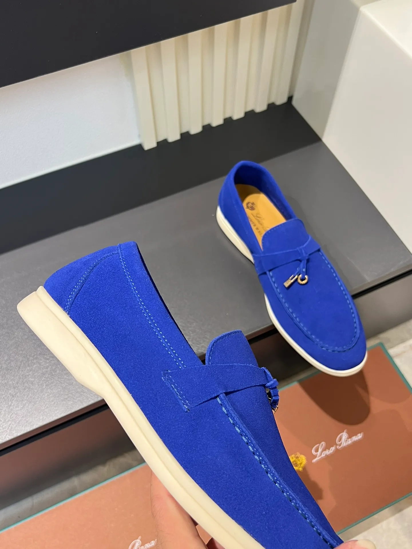 Men's shoes 💰p360 "Loro men's shoes 💰pian'*" Classic L men's shoes for couples 💰p Top version British flat loafers, a must-have item in old money style, the minimalist design is eye-catching and durable, a plus point for dressing The soft foot feel and texture are outstanding. They don’t scratch your feet and are very nice. They are matched with soft and waxy soles. They can be worn daily for a long time without getting tired. They are easy to wear, versatile and classic items, with perfect foot feel and texture! Imported cashmere fabric, the lining is made of imported A-grade water-dyed cow lining, the top version of the genuine leather midsole is sewn with pure handmade mark thread! Size: Female 35-40 (34. Customized) Male 38-44 (45.46. Customized)